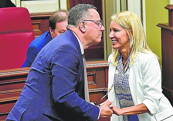Los diputados Poli Suárez y Rebeca Paniagua se saludan en el pleno.