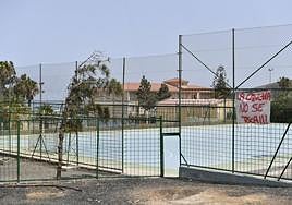 Los vecinos han colocado una pancarta en la cancha con un mensaje claro: 'No se toca'.
