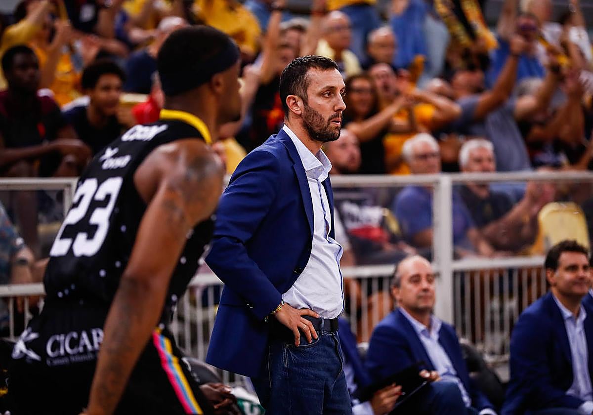 Marco Justo atiende en el partido contra el Granca en el Arena.