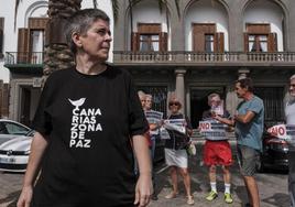 Una de las portavoces de la Plataforma Canarias zona de Paz, Koldobi Velasco (i), durante la protesta este miércoles.