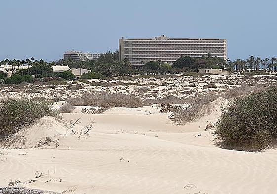 El hotel Oliva Beach, y parte del complejo de apartamentos, en las Grandes Playas de Corralejo, en el municipio de La Oliva.