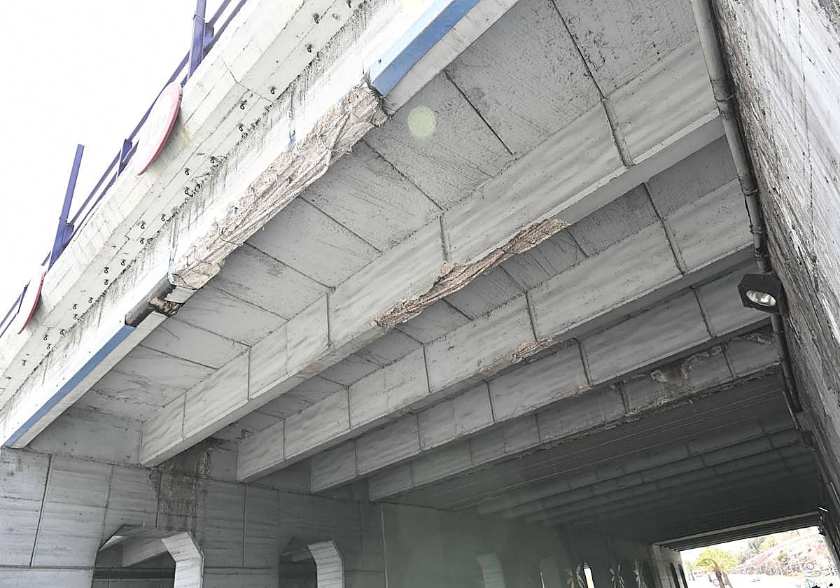 Daños en las vigas bajo el puente de la GC-1 sobre la Avenida del Cabildo.