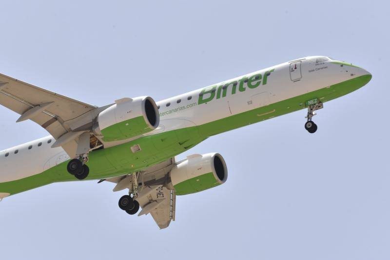 Un avión Binter despegando en Canarias.
