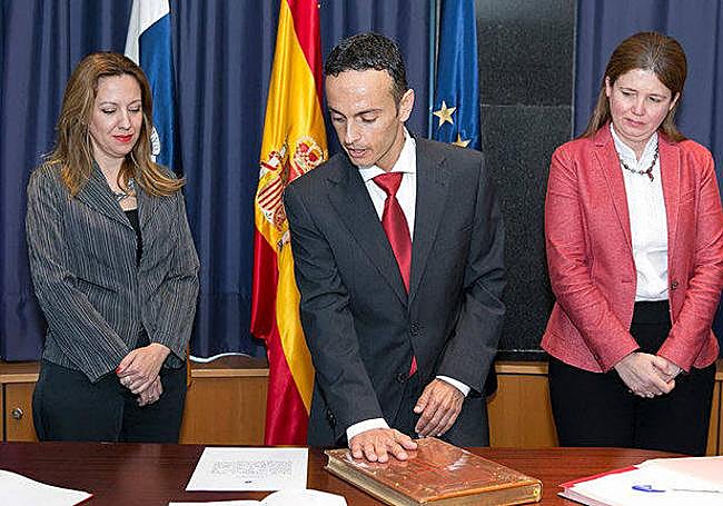 Carlos Díaz Perera, en su toma de posesión como director general de Planificación y Presupuestos en 2016 junto a la exconsejera de Hacienda Rosa Dávila.