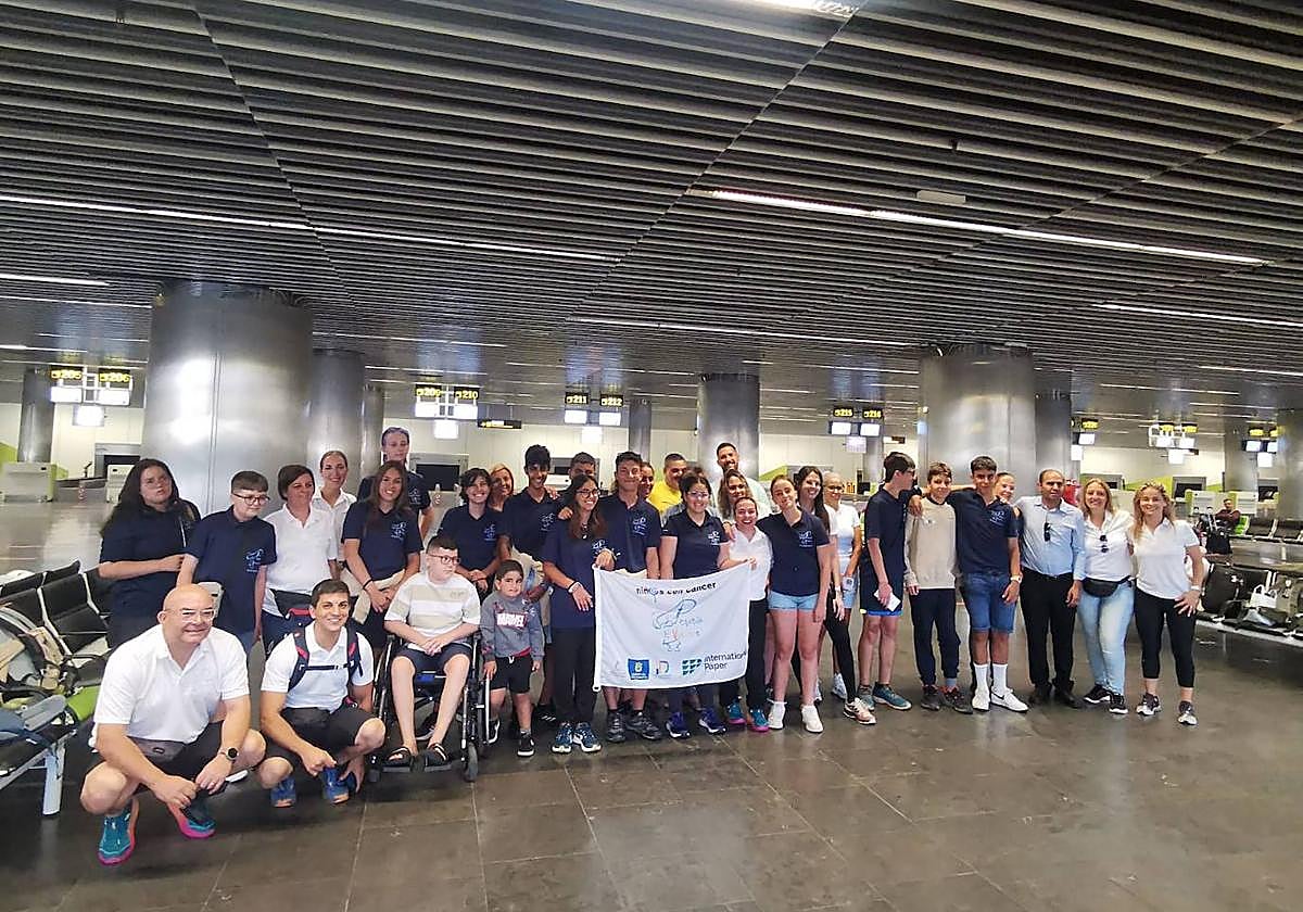Imagen de las familias en el aeropuerto de Gran Canaria antes de partir a Galicia.