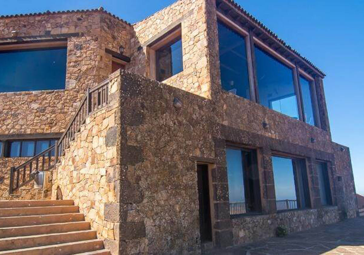 Mirador diseñado por César Manrique.- Morro Velosa es el lugar perfecto para disfrutar de este paisaje de árida belleza y también para recrearse en el edificio del mirador, obra del famoso y prolífico artista canario César Manrique. Esta casona de planta elegante, porche de madera y techo de tejas está vestida con los colores del propio paisaje que muestra. En su interior, el visitante puede conocer el pasado geológico de esta isla volcánica, ver una excelente maqueta de la isla y parar para tomar café en ruta a la antigua capital de la isla, Betancuria.