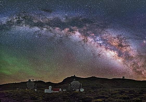 La Vía Lactea sobre el Observatorio del Roqeu de Los Muchachos.