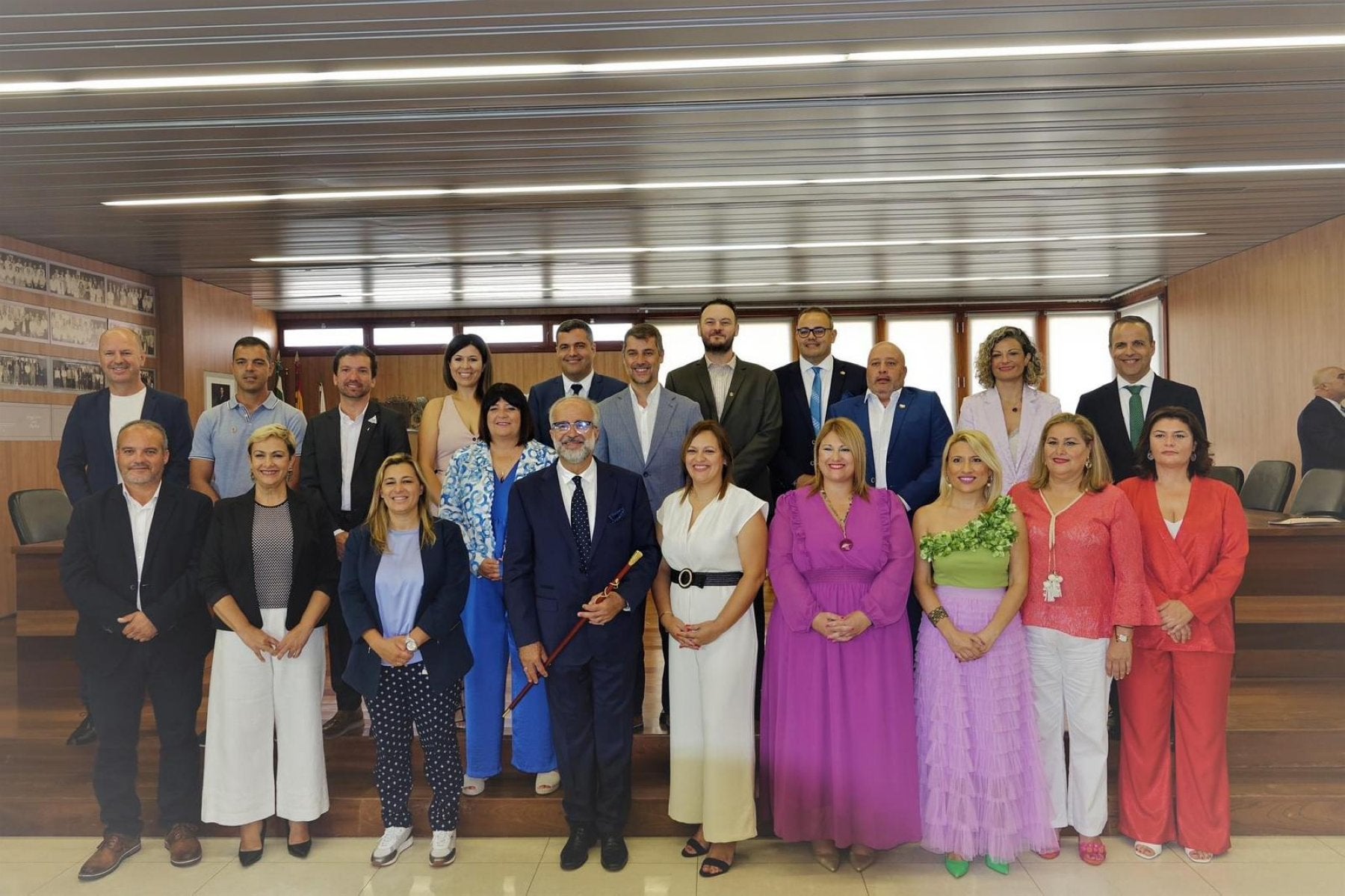 Foto de familia de toda la corporación municipal el día de la constitución del Ayuntamiento.