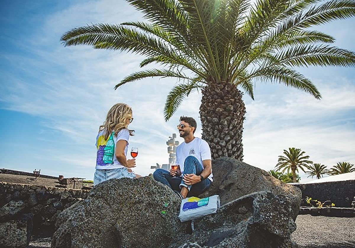 Prendas con motivos en honor al vino de Lanzarote.