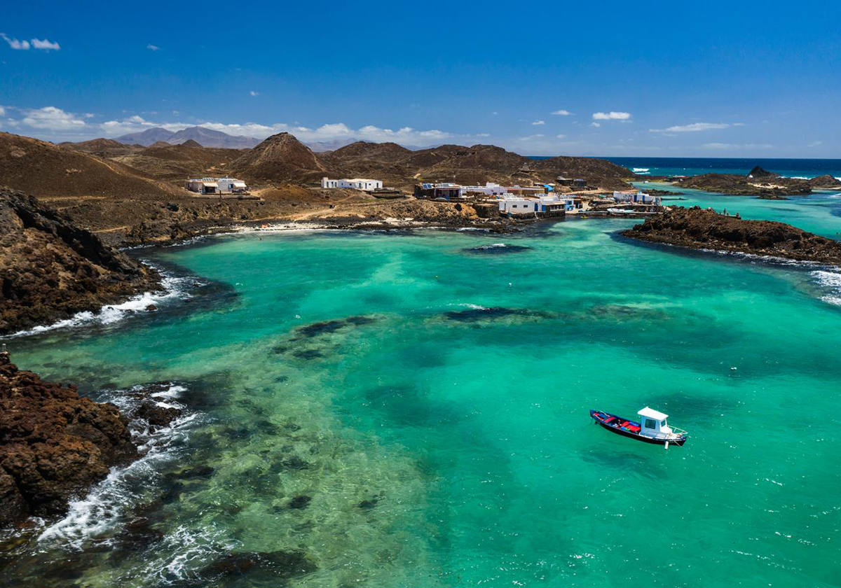 Una de las piscinas naturales más bellas de las Islas Canarias.- ¿Es posible disfrutar de una perla del Atlántico deshabitada y que fue refugio de lobos marinos? Sí. Solo hay que ir a Fuerteventura, coger un barco en Corralejo y llegar 20 minutos después al Puertito de Lobos, una zona con algunas casas en un pequeño islote casi virgen de 4,5 kilómetros cuadrados. Diversas y preciosistas piscinas naturales regalan un azul cristalino, aguas generalmente tranquilas, baños relajantes y la opción de practicar el snorkel en una isla que ofrece un restaurante, pero, sobre todo, sosiego. Mucho sosiego.