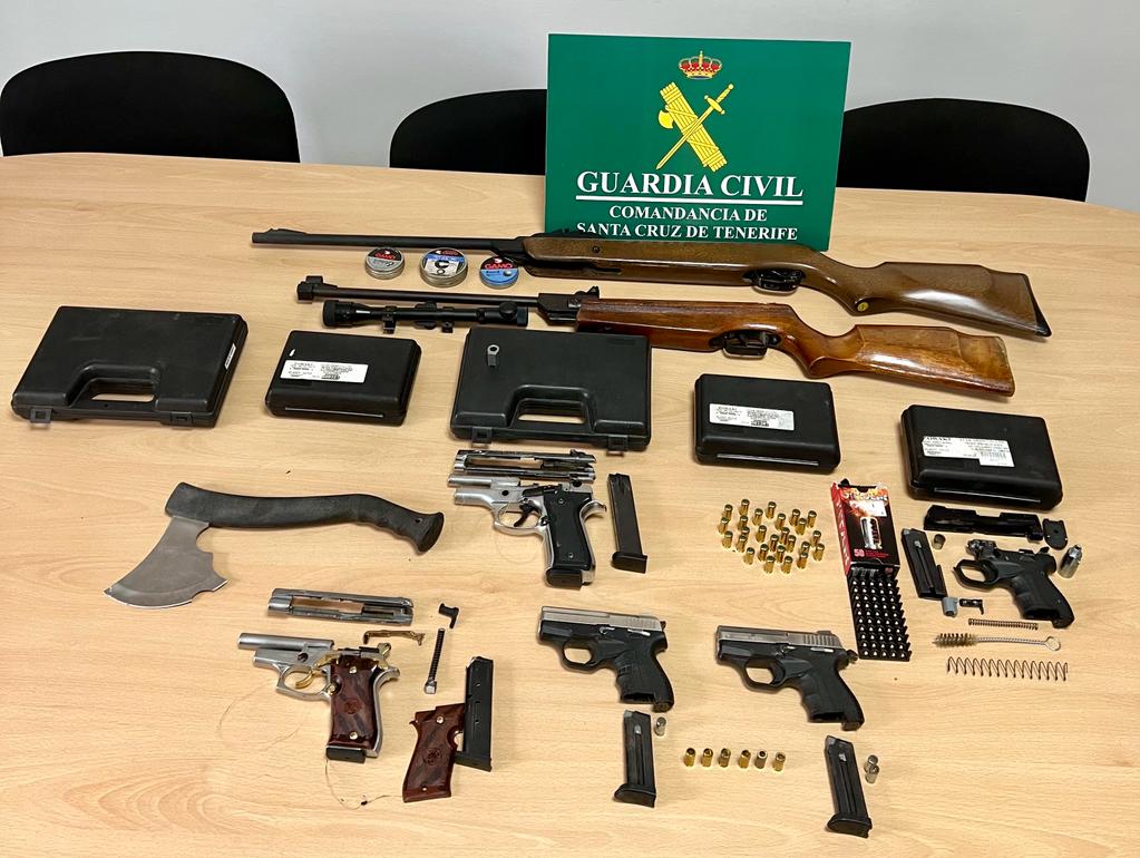 Armas intervenidas por la Guardia Civil.