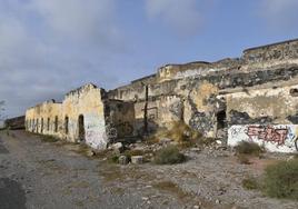 El frontal de la instalación militar de San Juan ya ha perdido completamente su techo.