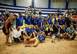 Los componentes del Maninidra, celebrando su conquista en Vecindario.