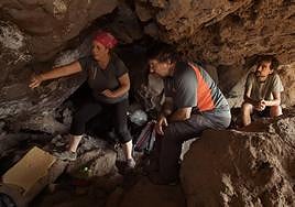 Marco Moreno, en el centro, en una inspección por un yacimiento.