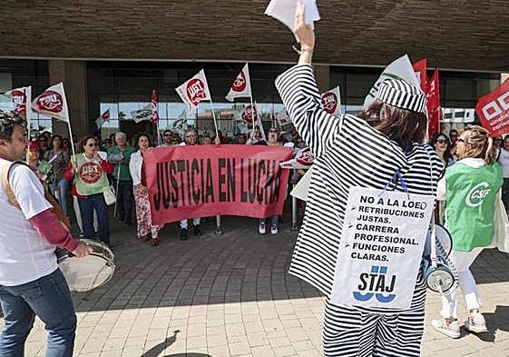 Fucionarios de Justica de huelga en la capital grancanaria.