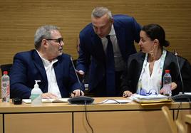 Héctor de Armas (i) y Miguel Ángel Ramírez (c) en la primera sesión del juicio.
