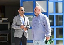 Navarro, el Mediador, junto a su abogado Rachid Mohamed en los juzgados de Maspalomas tras ser puesto en libertad.