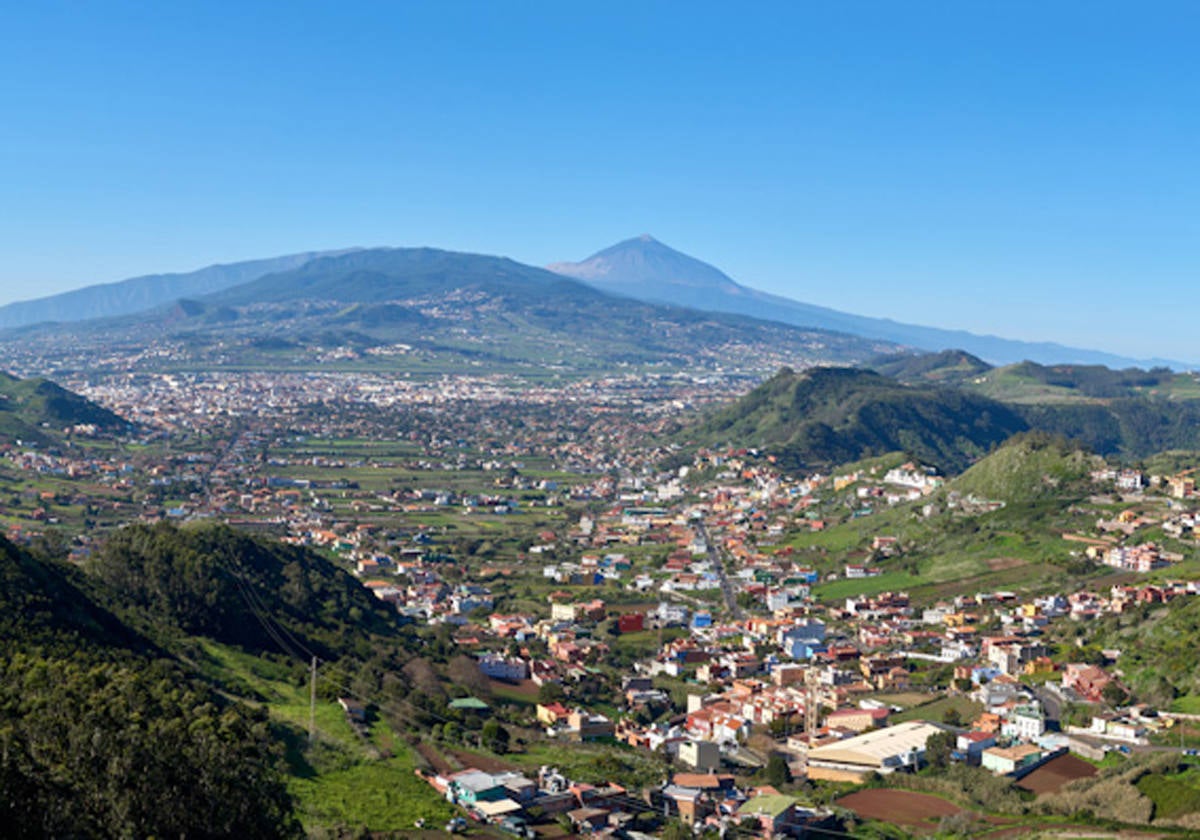 Mirador entre un bosque de laurisilva.- Si te adentras en el bosque de laurisilva del Parque rural de Anaga encontrarás este mirador que te regala una estupenda panorámica de la Vega Lagunera y en particular de la ciudad de La Laguna, Patrimonio de la Humanidad por la UNESCO. A lo lejos, en lo alto, podrás deleitarte con la silueta mayúscula de El Teide. Muy recomendable tanto por las vistas como por la inolvidable belleza del entorno. Junto al mirador hay un restaurante, centro de visitantes y mercadillo.