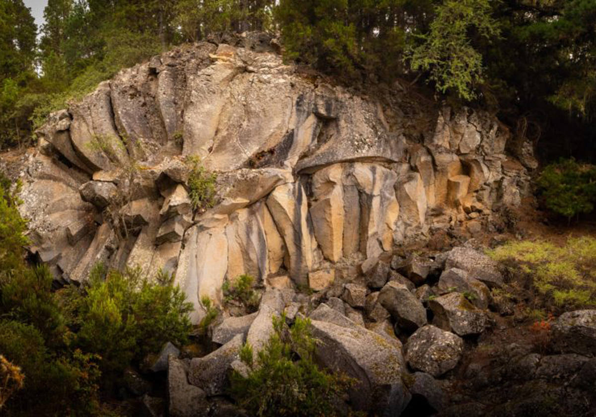 Privilegiadas vistas.- Estás en un mirador compuesto de dos partes diferenciadas. La primera, con orientación al oeste, te ofrece vistas privilegiadas al Teide y a La Palma, cuya silueta es posible divisar en días claros. La segunda parte la compone la curiosa visión de una forma volcánica con la apariencia de una rosa que no te dejará indiferente. Para verla es necesario acceder a pie a través de un pasadizo que atraviesa la carretera por debajo para llevar hasta el otro lado de la vía. Desde un pequeño aparcamiento en dirección bajada podrás acceder directamente a «La Rosa». Muy recomendable.