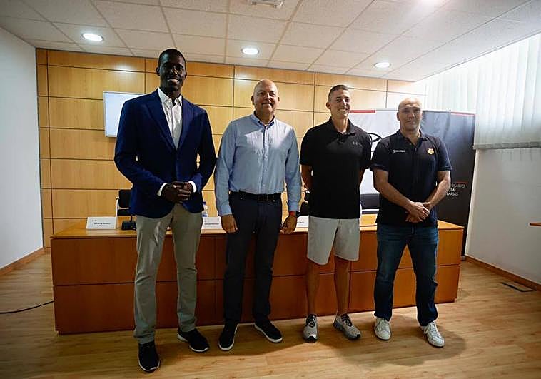 Carroll, con Sitapha Savané, Ismel Alemán y Juanmi Morales, este martes en la presentación del campus del Granca.