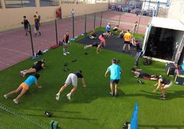 La nueva zona de entrenamiento al aire libre está bien equipada.