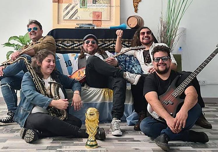 Imagen principal - Fábrica La Isleta programa un nuevo ciclo de tributos a icónicos como U2, Joe Cocker o Andrés Calamaro