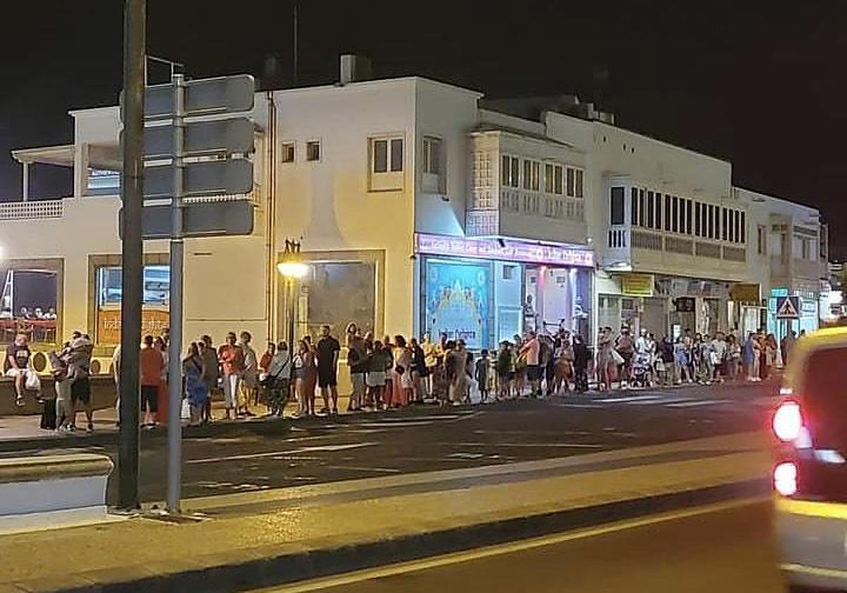 Viajeros en Playa Blanca en una parada de taxis.