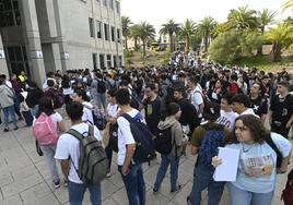 Estudiantes antes de entrar a la primera prueba de la selectividad en la ULPGC en junio.