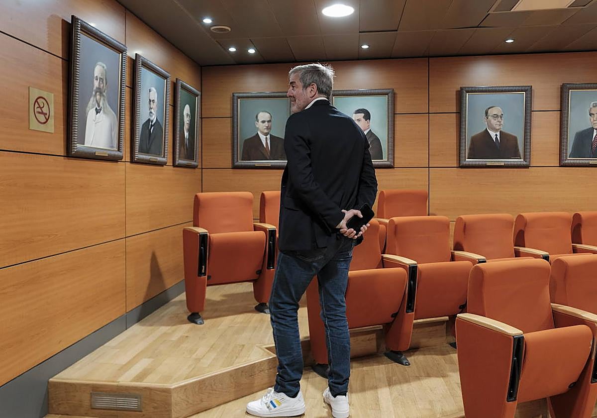 Clavijo, en un acto en la Cámara de Comercio durante la campaña, con zapatillas customizadas con los colores de la bandera canaria.