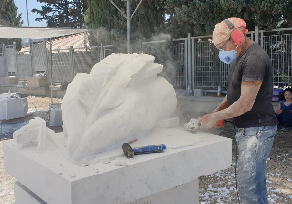 El artista majorero realiza su obra a partir de los versos del poeta griego Giannis Ritsu sobre la paz en el mundo. La mano con la pluma simboliza el poder de la palabra frente a la guerra.