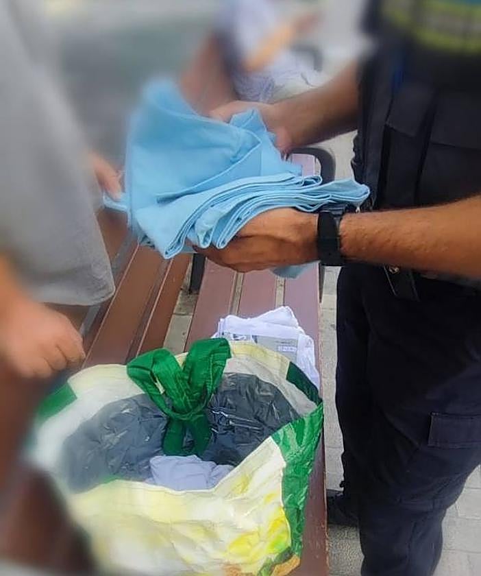 Agentes de la Policía Local revisan las pertenencias de la persona sospechosa.