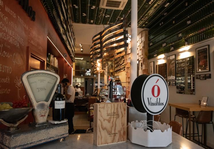 Interior de Vinófilos Triana.