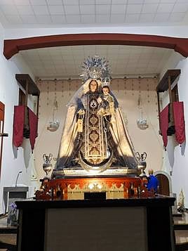 La Virgen del Carmen sobre su nuevo trono.