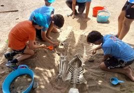 Los chiquillos aprendieron cómo se excava un esqueleto.