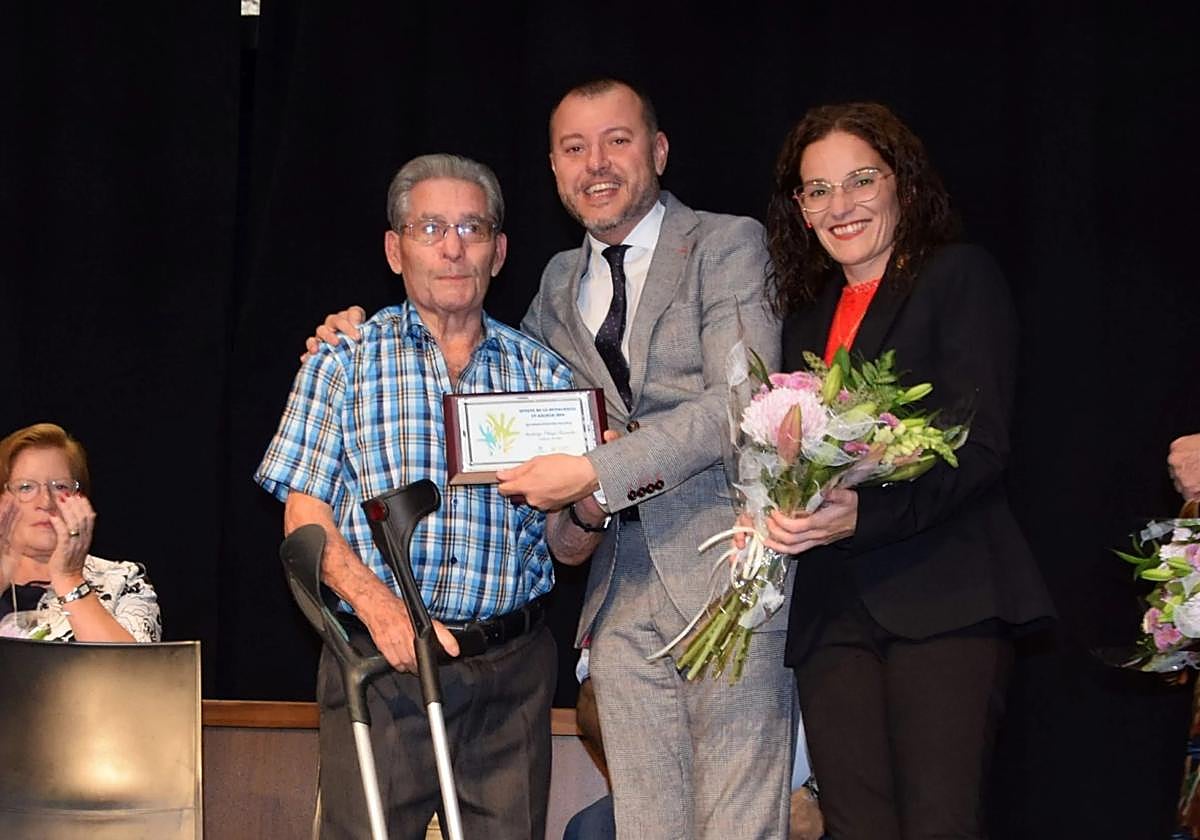 Teodoro Sosa y Nuria Vega entregan a Santiago Ortega el reconocimiento en 2019.