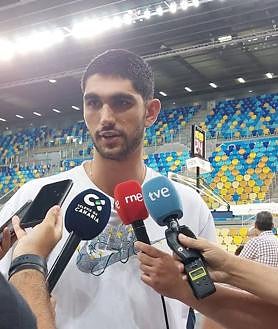 Imagen secundaria 2 - Aldama: «Me emociona estar en la selección, es mi sueño desde pequeño»