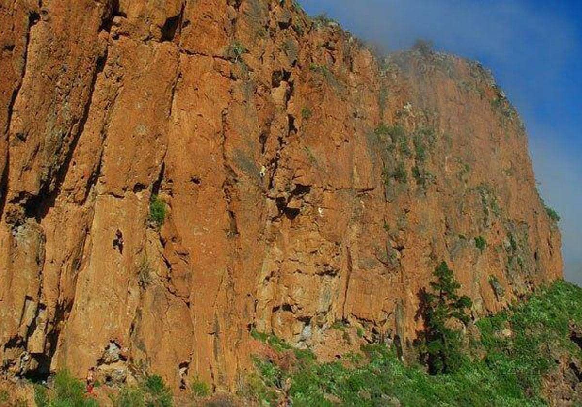 Las rutas de escalada deportiva más largas en montaña Tejina.- Una de las zonas de escalada más espectaculares de Tenerife está en el risco de Guaria, en el Monumento Natural de la Montaña de Tejina, paisaje protegido del municipio de Guía de Isora, enclavado en el suroeste de la isla. Estas antiguas paredes volcánicas acogen las rutas deportivas más largas de la isla –alrededor de 90–, aunque la forma de las rocas también posibilita que pueda combinarse con la modalidad clásica en varios largos de cuerda, por lo que muchos lo consideran el mejor lugar de escalada de Tenerife.