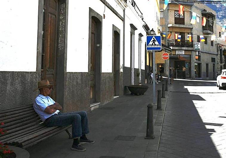 Un hombre se resguarda del calor a la sombra en el sur de Gran Canaria.