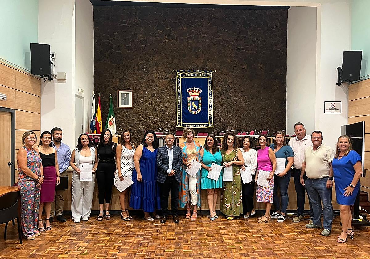 El alcalde, concejales y las nuevas administrativas.