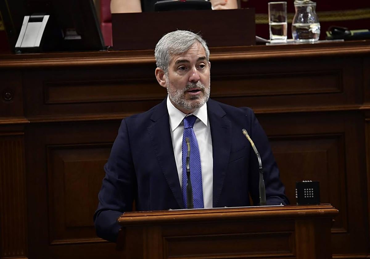 Primera sesión del debate de investidura en el Parlamento de Canarias.