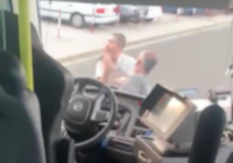 Un pasajero fuera de sí agredió a un chófer de la compañia Global.
