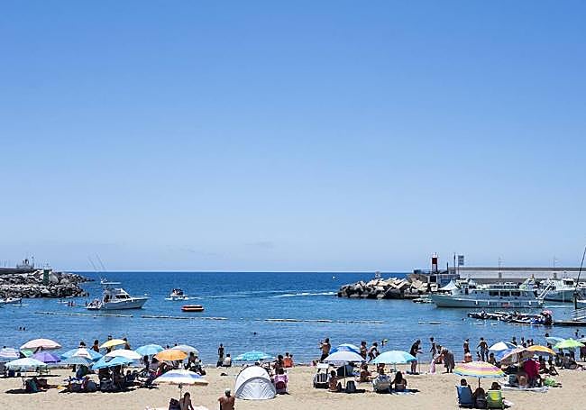 Imagen de los barcos cerca de la playa.