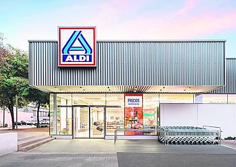 Imagen secundaria 1 - Imágenes de diferentes supermercados ALDI en las Islas Canarias.