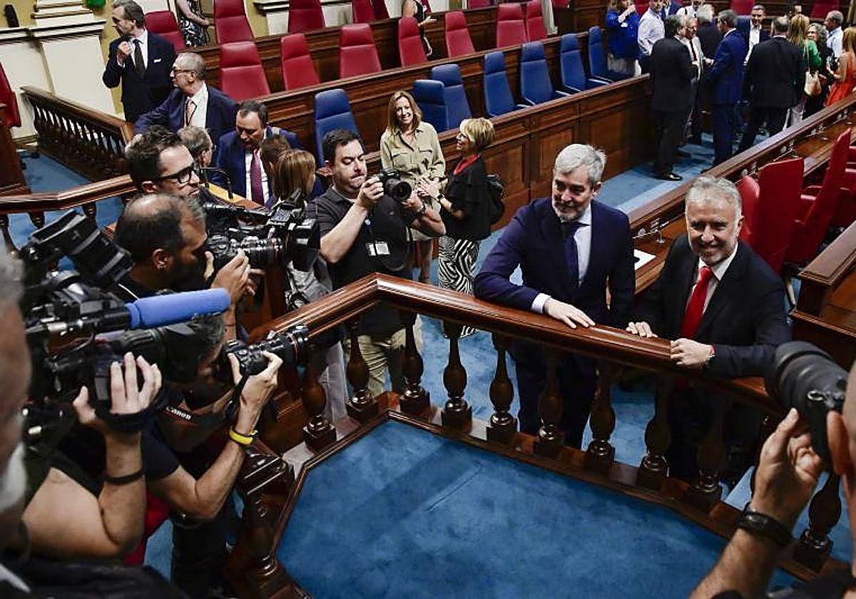 Fernando Clavijo y Ángel Víctor Torres posan frente a las cámaras tras la votación.