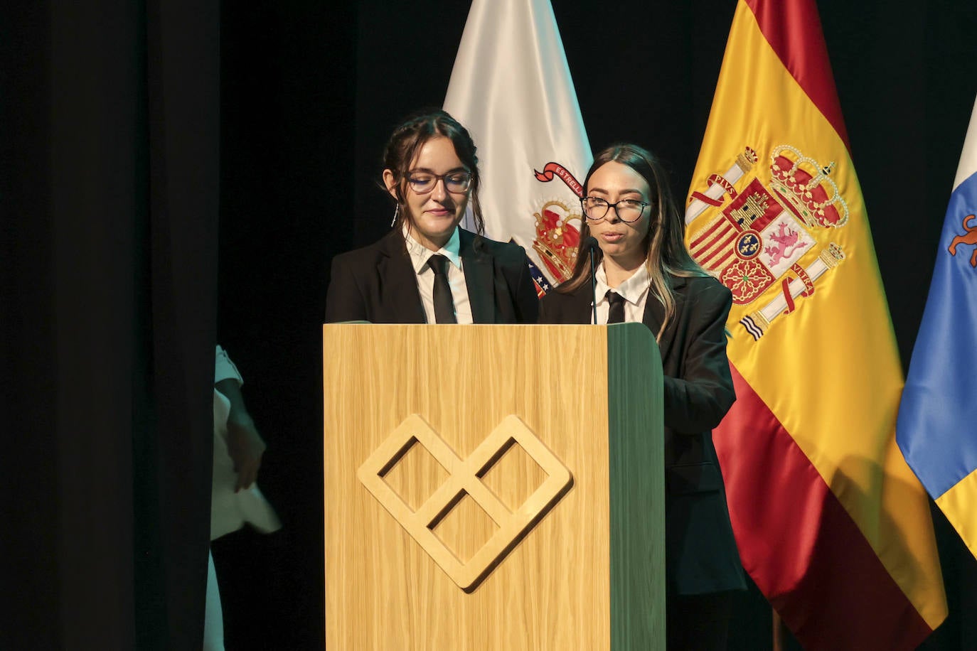 La Fernando Pessoa entrega las orlas en su nuevo paraninfo