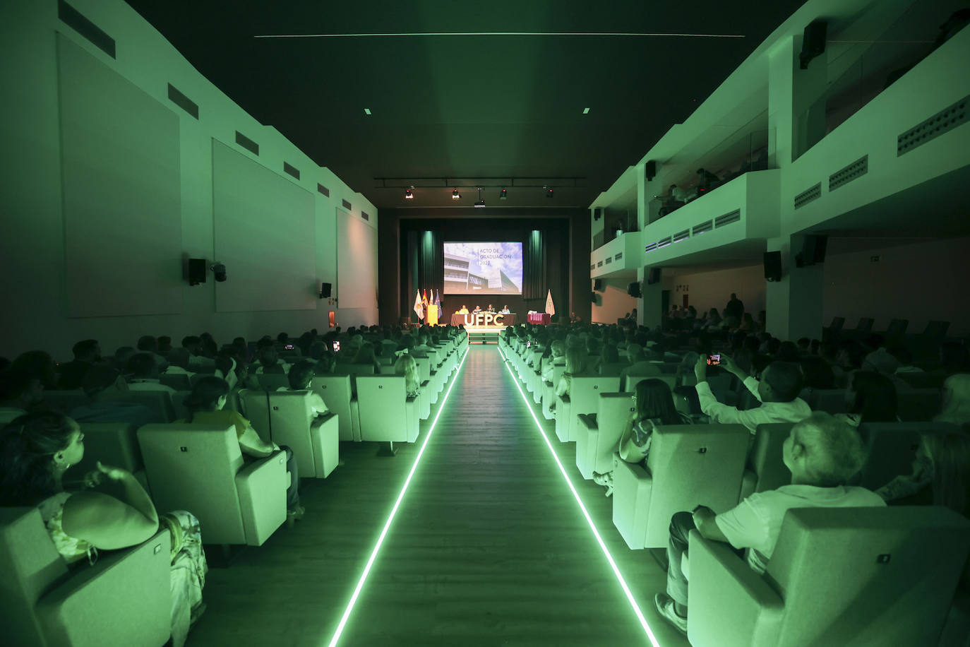 La Fernando Pessoa entrega las orlas en su nuevo paraninfo