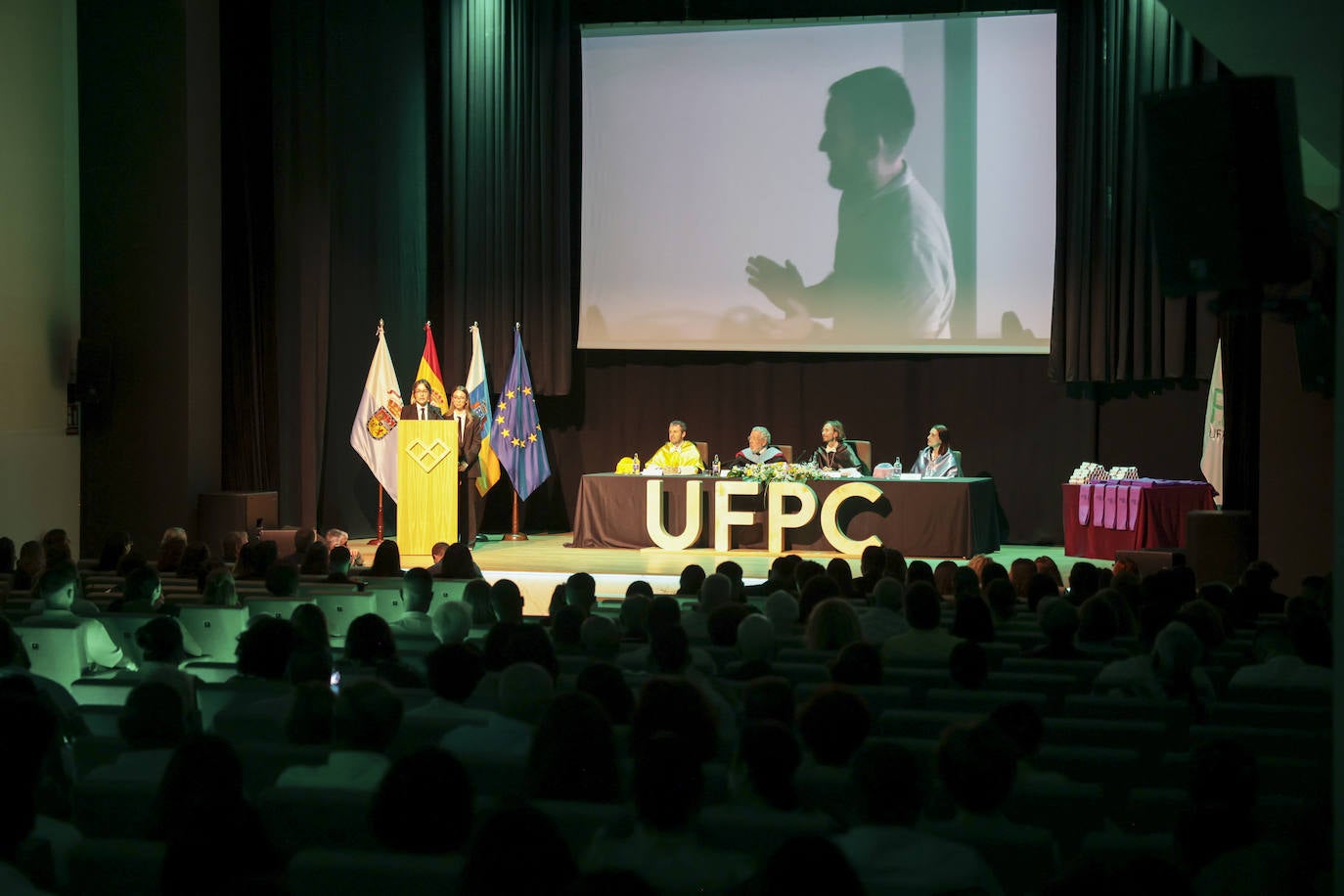 La Fernando Pessoa entrega las orlas en su nuevo paraninfo