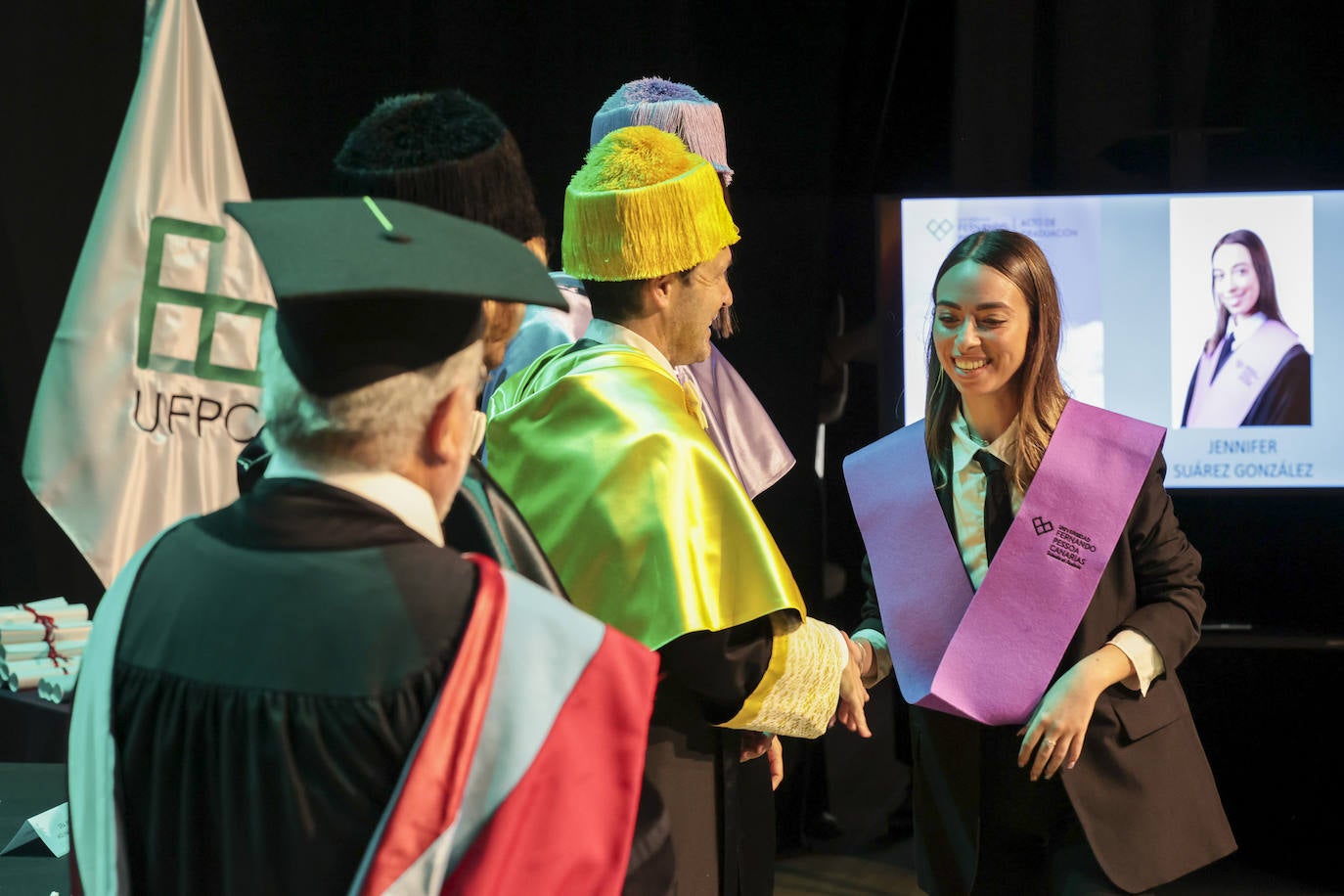 La Fernando Pessoa entrega las orlas en su nuevo paraninfo