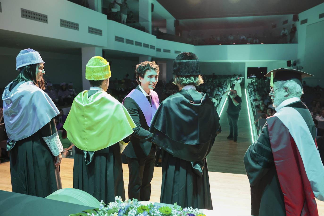 La Fernando Pessoa entrega las orlas en su nuevo paraninfo