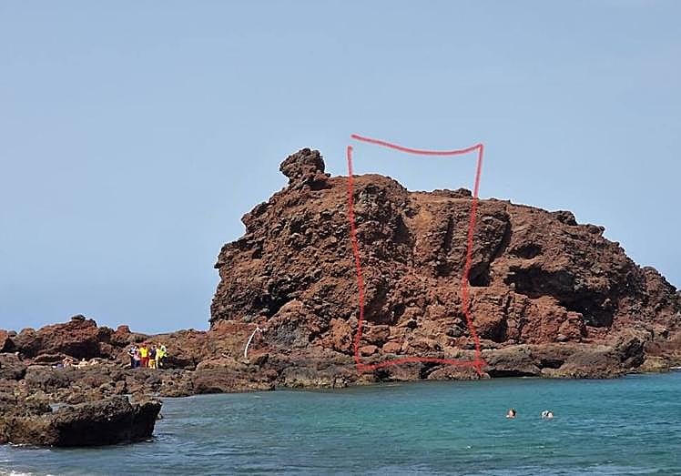 En rojo, señalada la parte de El Roque donde se produjo el desprendimiento de las tres rocas.